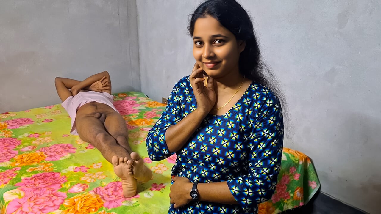 私のビッグは怒っていて、彼が裸で横たわっているのを見て驚きました。