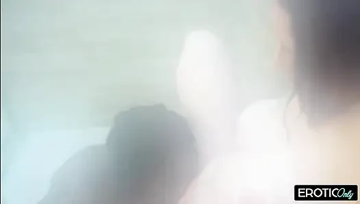 Tante seksi ini dientot habis-habisan sama kontol besar pria kulit hitam di pesta seks