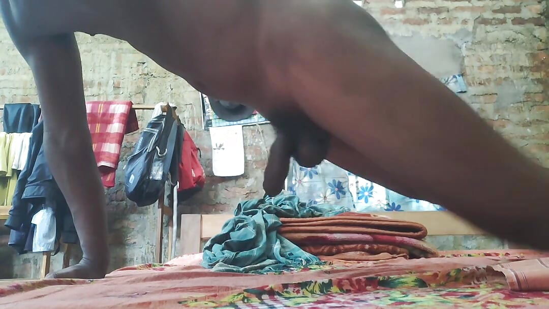 Chico gay del pueblo indio divirtiéndose sin nadie en casa mostrando su cuerpo desnudo