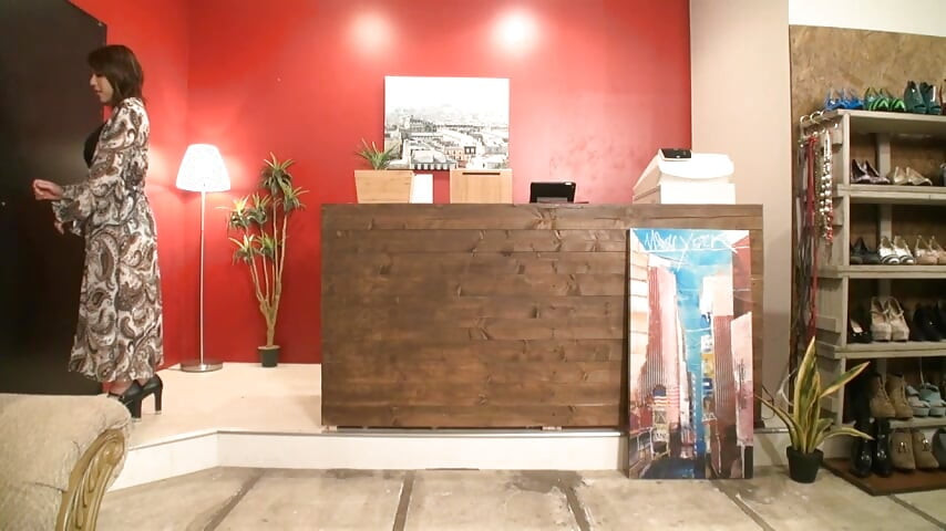 Te veel geheime blikken naar de verleidelijke bediende in een modewinkel