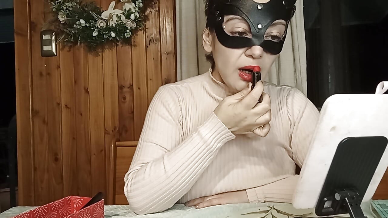 Maggy applica il rossetto