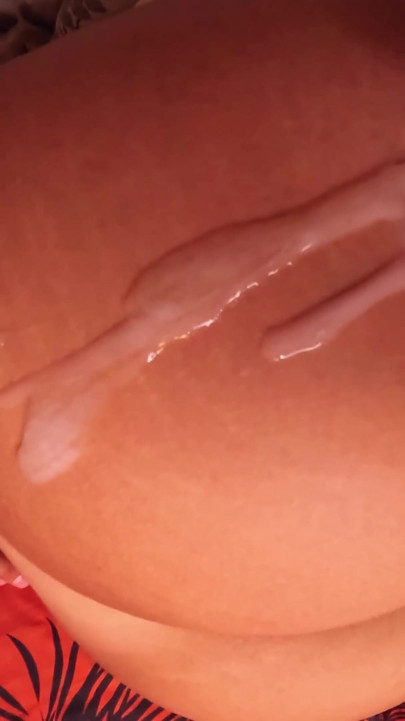 Meia-irmã entrou na cama sem pedir permissão, esqueceu de colocar sua calcinha | Clipe 1