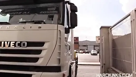 Hitchhicker bonks truck driver