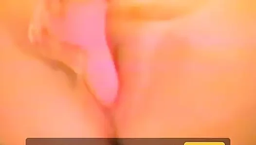 Cewek hot rambut pirang lagi asik muasin dirinya sendiri pakai dildo