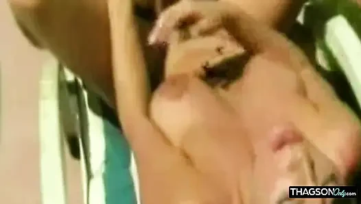 Olgun sarışın hatun açık havada anal sekste genişliyor