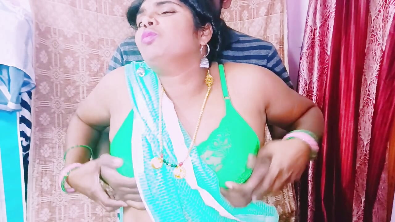 Poora vidiyo. sauteli mammi aur sautela beta haardakor chudaee telugu ediyo gandi baatchit karte hue.
