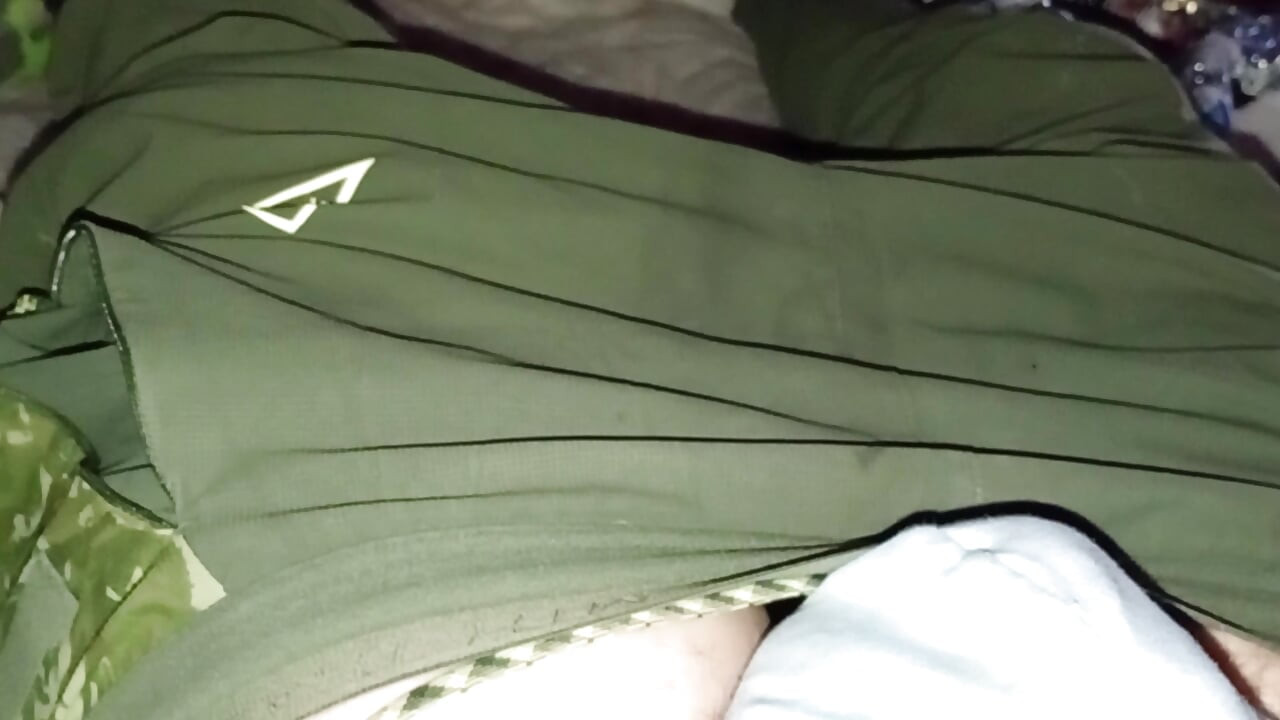 Jongen komt klaar in zijn trackiebroekje