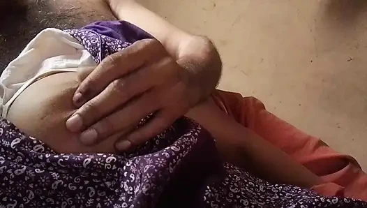 Die brüste der tamilischen hausfrau werden von ihrem ehemann massiert