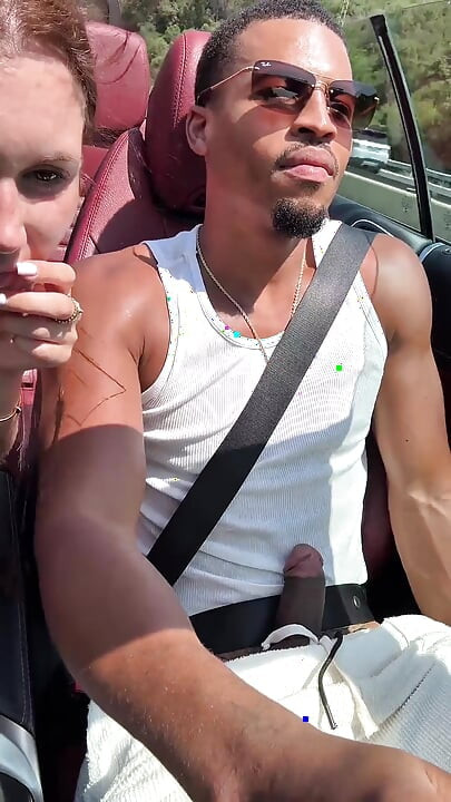 Mary Rock mengisap pacarnya di dalam mobil