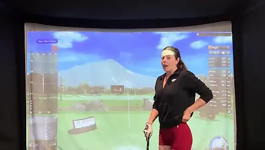 Benim lush ile bir simülatörde golf yapmaya çalışıyorum! Ben sallanırken boşalmamaya çalışıyorum!