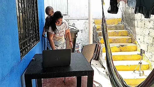 Секс на улице с моей возбужденной соседкой с большой задницей