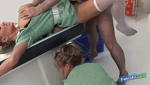 Dükkan müdürü ve bir müşteri iki büyük memeli satıcı kızı yoğun sikiyor