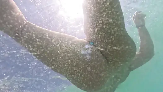 Mainin memeknya pakai butt plug di bawah air