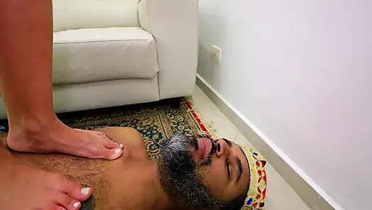 Tiefe Verehrung: Die Perfekten Füße Dieser Wunderbaren Brünette Küssen Und Lecken