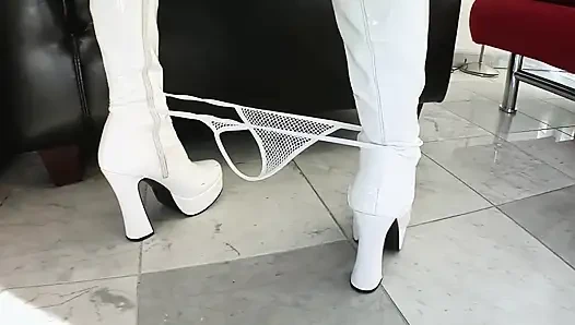 Sevimli kız oral seksten sonra götten sikiliyor