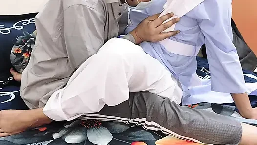 Indische bengali schönes studenten-sexvideo beim lehrer zu hause.