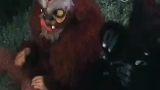 Tante seksi rambut pirang lagi asik nyepong kontol besar pria ini di luar ruangan