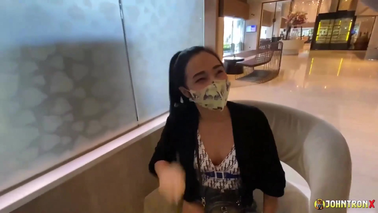 ジョントロンクス - 若いアジア系アマチュア女の子がセックスされ、お尻を叩かれ、中出しされる