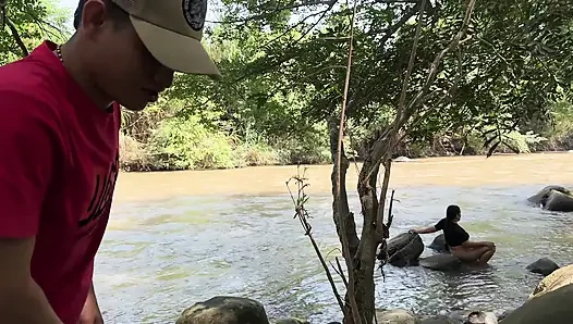 Ich habe draußen einen harten Sex mit einem jungen, unbekannten Latino-Mann, nachdem er mich nackt am Fluss gesehen hat