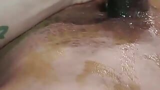 Большой хуй полностью пропитанный маслом для тела и горячая мастурбация - видео от первого лица