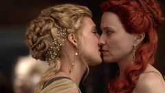 Viva bianca y lucy lawless - spartacus s1e02