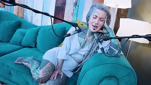 O hakkında konuşuyorum - Aş - asmr podcast sfw konuşuyor gotik sıska kız dreadlocks dövmeli model dövmeli kız