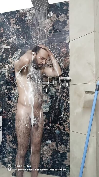 Indijski Desi muškarac se tušira