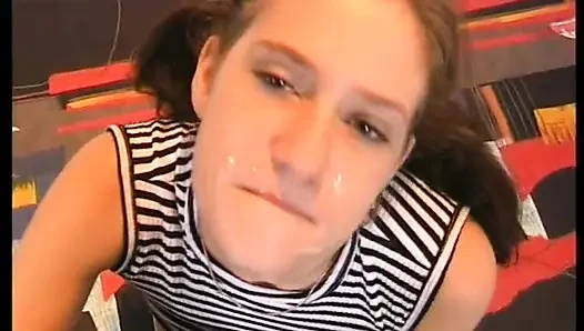 Brunette lucu disodok dan dildo