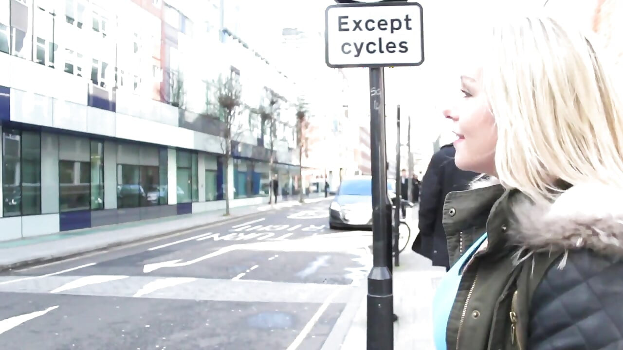Ashley Rider se promène dans les rues du centre-ville