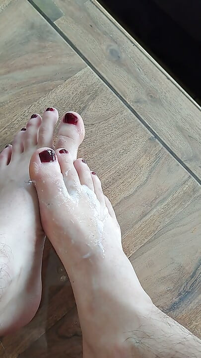 Take off my Socks and cum on my Feet
