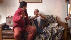 Staruszka pożądająca kutasa rucha się w amatorskiej scenie analnej