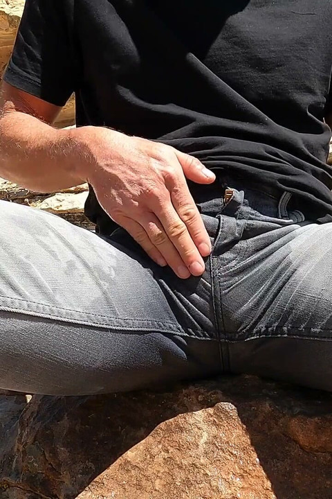 Je pisse dans mon jean et je me branle dans le désert