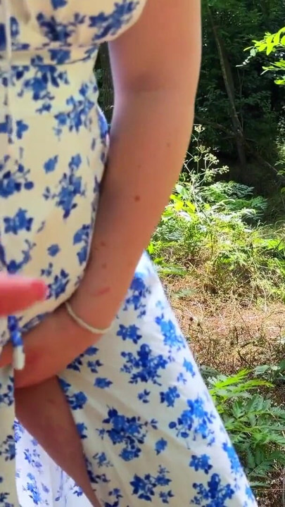 Masturbación con la mano en público - ¡una mujer extraña me atrapó masturbándome y me hace correr! | Clip 1