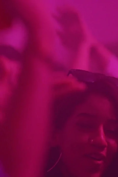 Carollina Cherry在厕所自慰