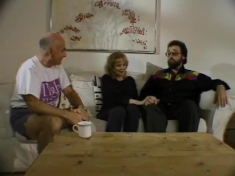 夫は見知らぬ人に犯される妻を見る