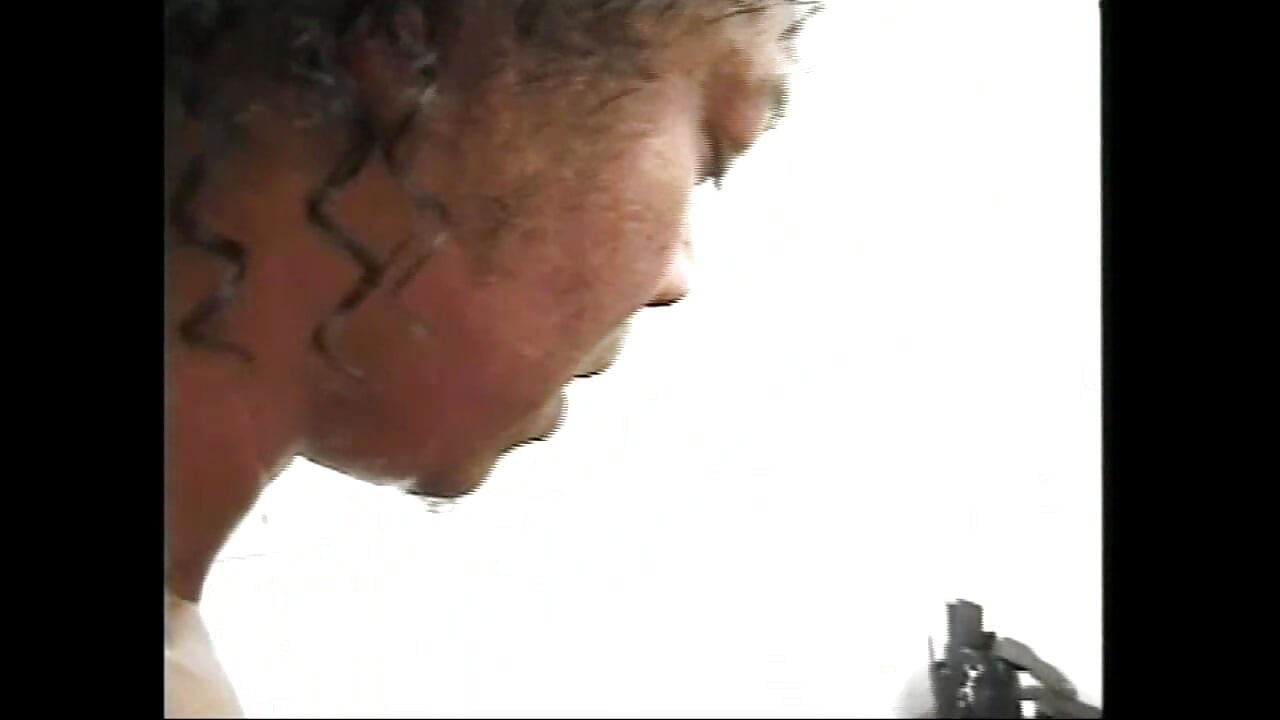 털이 무성한 보지의 아프리카 후배위 스타일과 얼굴에 사정