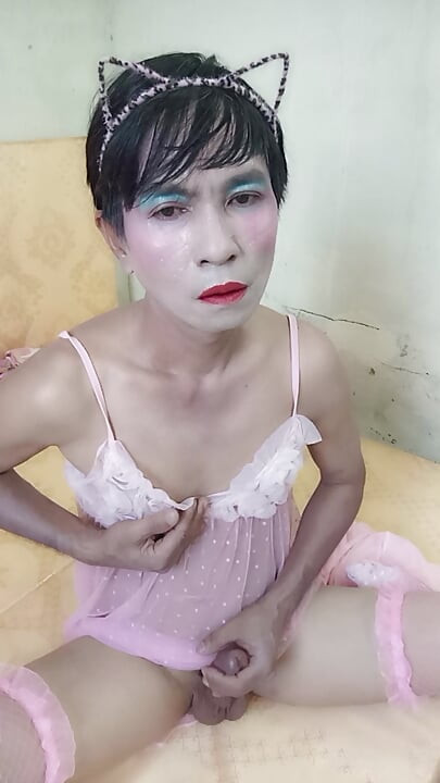 Oanh Le transkjønnet iført en sexy kappe som onanerer lykkelig