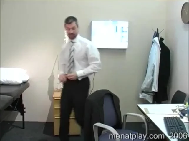 Dr. Richard Carl'ı muayene ediyor