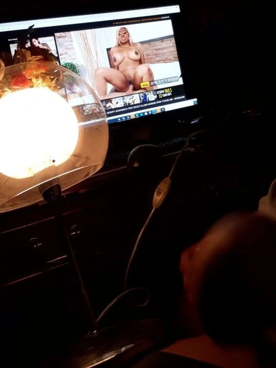 Masturbira u pornografiju (moriah mills)