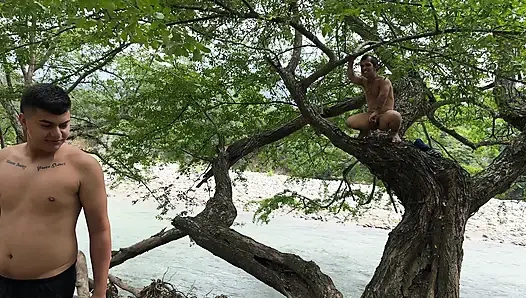 Kurcaci pohon itu masturbasi seperti orang gila sampai dia cums menonton pasangan seksi bercinta di tepi sungai di udara terbuka