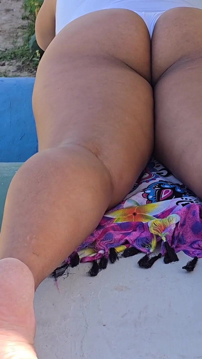Bunda descuidada na praça, esperando por um amiguinho | Clipe 1
