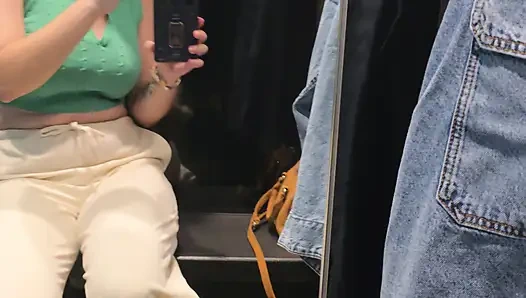 In einer umkleidekabine masturbieren