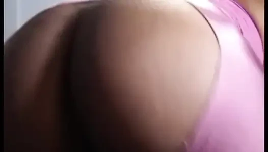 Тряска большой задницы и волосатая киска сквиртует