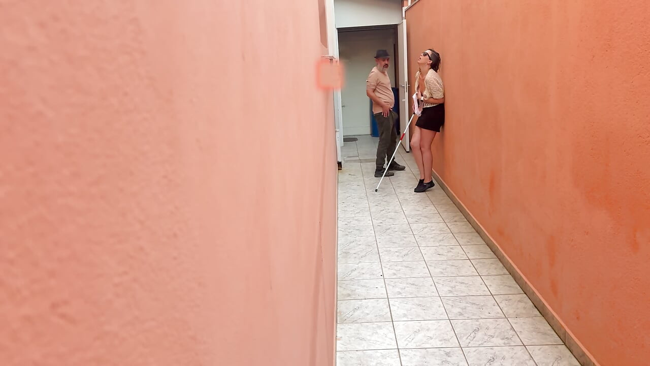 Игра на замръзване с сляпата кучка в уличката.