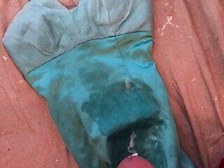 La mini-robe tina en satin sale se fait baiser sur le sol du chantier