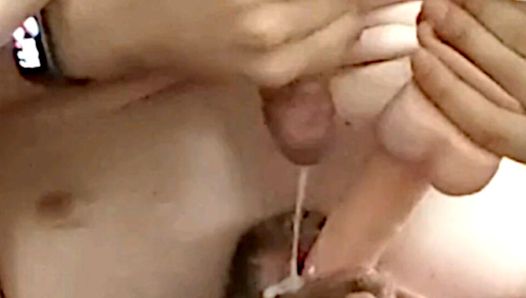 Porra comendo com vibrador na boca - homem com tesão engole sua carga