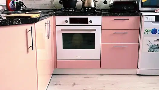 Mutfakta bir arkadaşının Rus kız arkadaşını siktim. Kocasını aldattı