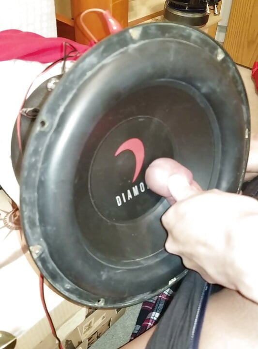 Énorme éjaculation sur le caisson de basses