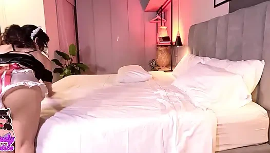 Горничная предоставляет дополнительные услуги за самый высокий рейтинг ее услуг