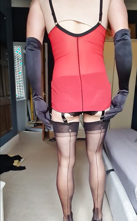 穿着我的新内衣挑逗, 是不是让你热辣地看着我？